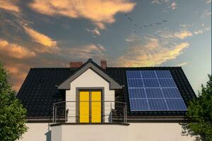 modern huis met zonne- panelen. zonsondergang visie met verlicht venster. foto