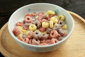 kleurrijk froot loops met melk voor ontbijt foto