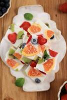 eigengemaakt gezond yoghurt schors met vers fruit. foto