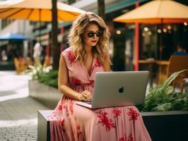 vrouw van Colombia werken Aan een laptop in een levendig stedelijk instelling ai generatief foto