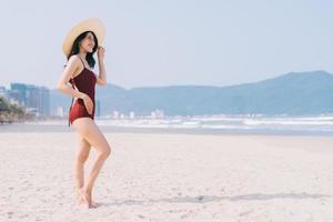 mooie jonge Aziatische vrouw in badkleding foto