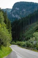 een pittoreske geasfalteerde bergweg door de alpen. Oostenrijk. foto