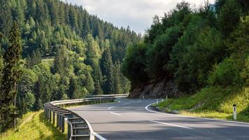 een pittoreske geasfalteerde bergweg door de alpen. Oostenrijk. foto