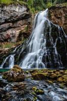 prachtig uitzicht op de beroemde gollinger wasserfall in golling, salzburger land, oostenrijk foto