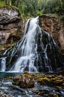 prachtig uitzicht op de beroemde gollinger wasserfall in golling, salzburger land, oostenrijk foto