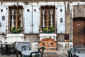 buitencafé in het oude centrum van Genève, zwitserland foto