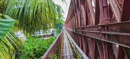 oude franse brug van houten plank luang prabang laos azië. foto