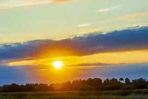 rijden door zweden bij een prachtige kleurrijke zonsopgang zonsondergang. foto