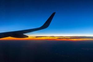 vliegen over europa naar mallorca bij prachtige kleurrijke zonsondergang. foto