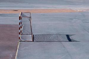 oude sportuitrusting voor straatvoetbal foto