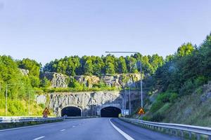 rijden door Zweden richting de tunnel in de zomer. foto