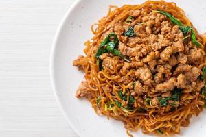 roergebakken instant noedels met thaise basilicum en varkensgehakt - Aziatisch eten