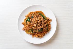 roergebakken instant noedels met thaise basilicum en varkensgehakt - Aziatisch eten