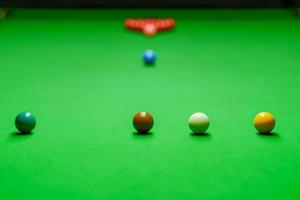 snookerballen op groene snookertafel foto