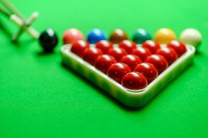 snookerballen op groene snookertafel foto