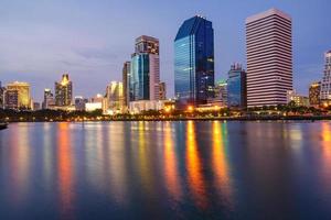 bangkok stad het centrum in de schemering met weerspiegeling van de skyline, benjakiti park, bangkok, thailand
