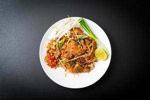 Gewokte rijstnoedels met varkensvlees in Aziatische stijl