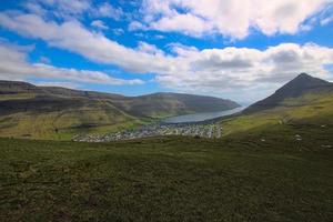 panorama en landschap van klaksvik, de 2e grootste stad op de Faeröer foto