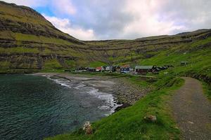 het geïsoleerde dorp tjornuvik op de Faeröer foto