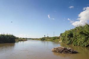 de rivier de llobregat, die door de regio baix llobregat loopt, in de buurt van de stad barcelona. foto