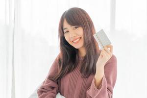 aziatische vrouw met anticonceptiepil foto