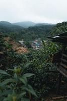 dorp in de bergen in het tropisch regenwoud foto