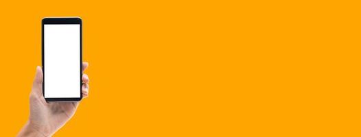 hand met smartphone op oranje bannerachtergrond foto