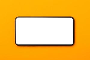 smartphone leeg scherm geïsoleerd op oranje achtergrond foto