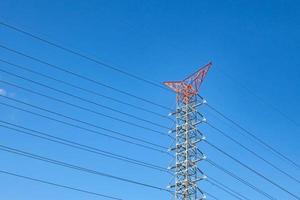 elektrische transmissielijnen en blauwe lucht foto
