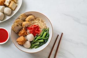 eiernoedels met visballetjes en garnalenballetjes in roze saus, yen ta four of yen ta fo - Aziatisch eten foto