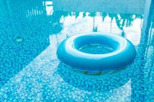 zwemring in blauw zwembad foto