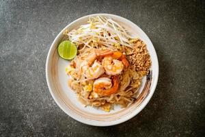 roergebakken noedels met garnalen en spruitjes of pad thai - Aziatisch eten food