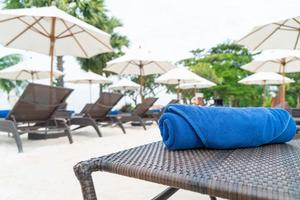 close-uphanddoek op strandstoel - reis en vakantieconcept foto