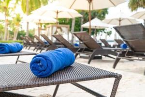 close-uphanddoek op strandstoel - reis en vakantieconcept foto