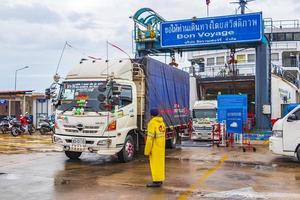 kleurrijke Thaise vrachtwagen verlaat de veerboot op Koh Samui, Thailand, 2018