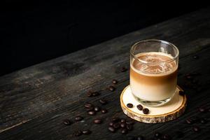 glas latte koffie, koffie met melk op hout achtergrond foto
