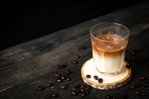 glas latte koffie, koffie met melk op hout achtergrond foto