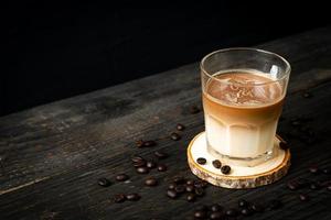 glas latte koffie, koffie met melk op hout achtergrond foto