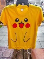 geel grappig pikachu pokemon t-shirt te koop in bangkok, thailand, 2018 foto