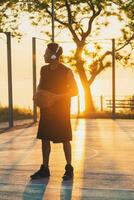 zwart Mens aan het doen sport, spelen basketbal Aan zonsopkomst, actief levensstijl, zonnig zomer ochtend- foto