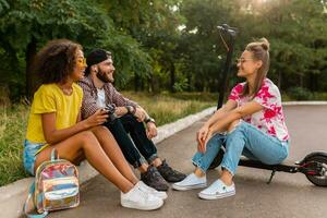 gelukkig jong bedrijf van vrienden hebben pret in park foto