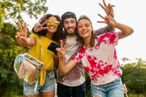 gelukkig jong bedrijf van emotioneel glimlachen vrienden wandelen in park foto