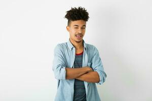 portret van jong knap zwart Mens, Afrikaanse Amerikaans jeugd foto