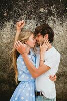 jong elegant hipster paar in liefde Aan tropisch strand foto