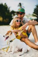 jong elegant hipster paar in liefde spelen hond foto