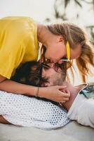 jong elegant hipster paar in liefde Aan tropisch strand foto