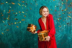 vrouw in rood jurk vieren nieuw jaar Holding presenteert foto