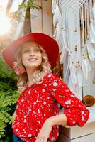 aantrekkelijk elegant blond glimlachen vrouw in rietje rood hoed en blouse zomer mode foto