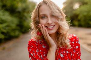 aantrekkelijk elegant blond glimlachen vrouw in rietje rood blouse zomer mode foto