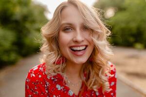 aantrekkelijk elegant blond glimlachen vrouw in rietje rood blouse zomer mode foto